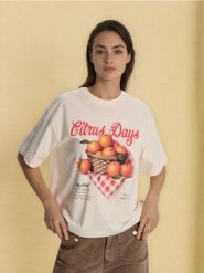 Bawełniana koszulka z nadrukiem pomarańczy - kremowy. Białe t-shirty damskie Sinsay, l, bez wzorów, z bawełny, bez kołnierzyka. Za 25.99 zł.