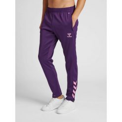 Poliestrowy strój do joggingu Hummel Core XK. Czerwone szorty męskie HUMMEL, bez wzorów, z elastanu. Za 170.85 zł.