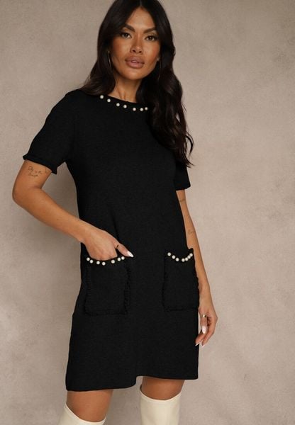 Czarna Sweterkowa Sukienka Trapezowa z Perełkami przy Dekolcie i Kieszeniach Fenatusa. Czarne sukienki damskie Renee, na co dzień, l, bez wzorów, z dzianiny, bez kołnierzyka, bez ramiączek, oversize. Za 89.99 zł.