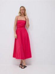 Sukienka midi na ramiączkach - fuksja. Czerwone sukienki damskie Reserved, l, bez wzorów, z tkaniny, bez kołnierzyka, bez ramiączek, midi, rozkloszowane. Za 149.99 zł.
