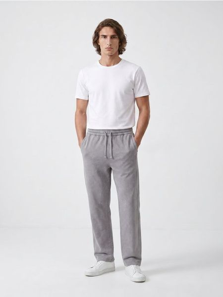 Spodnie dresowe wide leg z dzianiny terry - szary. Szare spodnie sportowe męskie Sinsay, z dresówki. Za 59.99 zł.