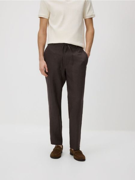 Lniane spodnie chino straight - ciemnobrązowy. Brązowe spodnie materiałowe męskie Reserved, bez wzorów. Za 179.99 zł.