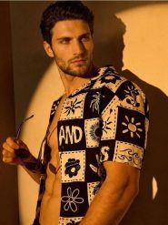 Wzorzysta koszula z wiskozą - czarny. Czarne koszule męskie Sinsay, l, bez wzorów, z wiskozy, bez kołnierzyka, bez ramiączek. Za 49.99 zł.