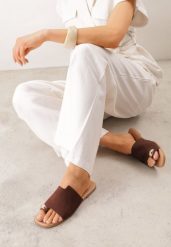 Brązowe Klapki VICES na Płaskiej Podeszwie z Paskiem na Palec i Aplikacją Oriphite. Brązowe klapki damskie Born2be, z aplikacjami, z jeansu, bez obcasa, na płaskiej podeszwie. Za 69.99 zł.