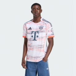 Koszulka piłkarska ADIDAS Bayern Monachium wyjazdowa sezon 25/26. Bluzki damskie Adidas, s, bez wzorów, sportowe, bez kołnierzyka, bez ramiączek. Za 459.99 zł.