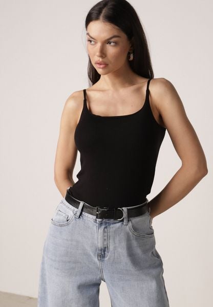Czarny Wiskozowy Top z Podwójnymi Ramiączkami Hendrea. Czarne topy damskie Born2be, m, bez wzorów, z jeansu, bez kołnierzyka. Za 59.99 zł.