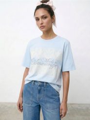 Bawełniana koszulka z koronkową aplikacją i haftowanym napisem - błękitny. Niebieskie t-shirty damskie Sinsay, l, z aplikacjami, z bawełny, bez kołnierzyka. Za 25.99 zł.