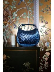 Victor & Hugo Paris Skórzana torebka "Leana" w kolorze niebieskim - 27 x 14 x 7 cm rozmiar: onesize. Niebieskie torebki klasyczne damskie Victor & Hugo Paris, bez wzorów, z materiału, bez dodatków. Za 374.19 zł.