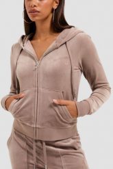 JUICY COUTURE Ciemno-beżowa bluza damska Robertson Hoodie, Rozmiar S. Brązowe bluzy z kapturem damskie Juicy Couture, s, z materiału. W wyprzedaży za 354.99 zł.