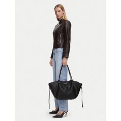 Torebka KARL LAGERFELD. Czarne torebki klasyczne damskie Karl Lagerfeld, bez wzorów, bez dodatków. Za 849.99 zł.