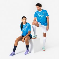 Koszulka piłkarska Włochy 2026 dla kibiców. Białe t-shirty damskie KIPSTA, l, z materiału, bez ramiączek, do piłki nożnej. Za 44.99 zł.