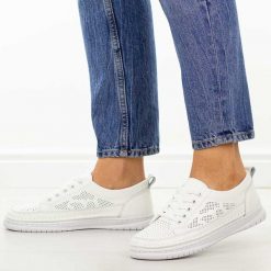 Białe skórzane półbuty damskie Cambell 13302. Białe półbuty damskie Cambell, w ażurowe wzory, z jeansu, casualowe, bez obcasa, na płaskiej podeszwie. Za 219.00 zł.