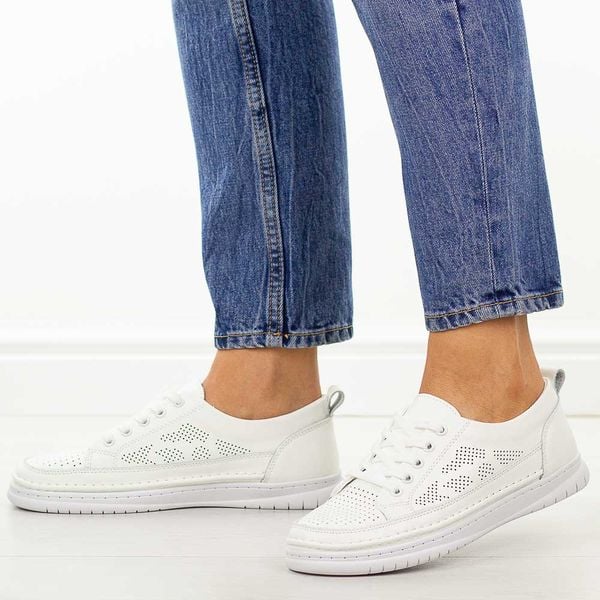 Białe skórzane półbuty damskie Cambell 13302. Białe półbuty damskie Cambell, w ażurowe wzory, z jeansu, casualowe, bez obcasa, na płaskiej podeszwie. W wyprzedaży za 192.72 zł.