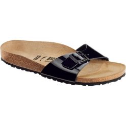 Klapki damskie Birkenstock 040303. Czarne klapki damskie Birkenstock, bez wzorów, z materiału, bez obcasa. Za 586.00 zł.