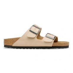 BIRKENSTOCK Arizona BF Sandcastle Klapki damskie. Brązowe klapki damskie Birkenstock, bez wzorów, z materiału, bez obcasa. Za 349.99 zł.