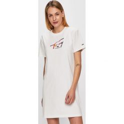 Tommy Jeans - Sukienka. Niebieskie sukienki damskie Tommy Jeans, na co dzień, l, z aplikacjami, z bawełny, casualowe, bez kołnierzyka, bez ramiączek, mini, proste. W wyprzedaży za 299.90 zł.