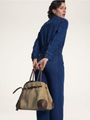 Torebka z imitacji zamszu - beżowy. Brązowe torebki klasyczne damskie Reserved, bez wzorów, ze skóry, bez dodatków. Za 159.99 zł.