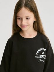 Bawełniana koszulka z nadrukiem - czarny. Czarne koszulki dziewczęce Reserved, bez wzorów, z bawełny, bez ramiączek. Za 49.99 zł.