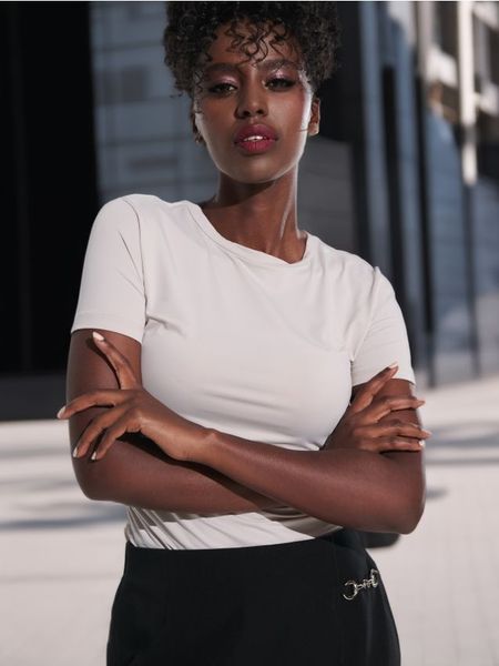 Koszulka - beżowy. Brązowe t-shirty damskie Sinsay, l, bez wzorów, bez kołnierzyka. Za 19.99 zł.