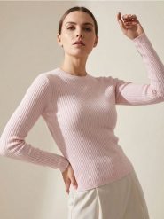 Klasyczny prążkowany sweter - różowy. Czerwone swetry klasyczne damskie Sinsay, l, prążkowane, bez kołnierzyka. Za 29.99 zł.