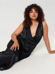 Kombinezon z paskiem - czarny. Czarne kombinezony damskie Sinsay, l, bez wzorów, bez kołnierzyka, bez ramiączek. Za 89.99 zł.