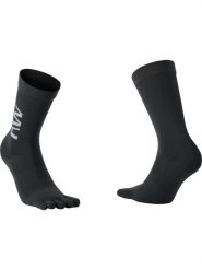 Skarpety rowerowe NORTHWAVE Extreme Five Sock czarne. Czarne skarpetki męskie Northwave, bez wzorów, z dzianiny. Za 79.00 zł.