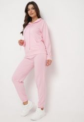 Jasnoróżowy Komplet Dresowy Bluza Kangurka z Kapturem i Spodnie Joggery Triasa. Czerwone bluzy z kapturem damskie Born2be, bez wzorów, z dresówki, klasyczne. Za 84.99 zł.
