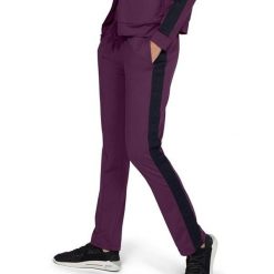 Spodnie treningowe damskie Under Armour Mujer sportowe fioletowe. Fioletowe spodnie dresowe damskie Under Armour, bez wzorów, z elastanu. Za 260.70 zł.