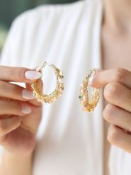 Pierres delicates Kolczyki-kreole w kolorze jasnoróżowym z perłami i cyrkoniami rozmiar: onesize. Czerwone kolczyki damskie Pierres delicates, z cyrkonią, z mosiądzu. Za 143.90 zł.