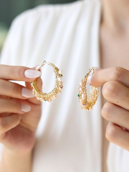 Pierres delicates Kolczyki-kreole w kolorze jasnoróżowym z perłami i cyrkoniami rozmiar: onesize. Czerwone kolczyki damskie Pierres delicates, z cyrkonią, z mosiądzu. Za 143.90 zł.