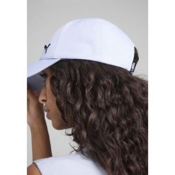 Czapka z daszkiem ESS Metal PUMA Cat PUMA Cool Weather Blue. Niebieskie czapki męskie Puma, bez wzorów, klasyczne. Za 49.99 zł.