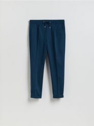 Spodnie regular z włóknem bambusowym - granatowy. Niebieskie spodnie materiałowe męskie Reserved, bez wzorów, z dzianiny. Za 129.99 zł.