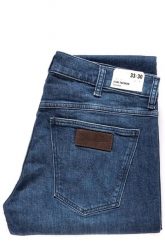 SPODNIE MĘSKIE WRANGLER LARSTON BASEMENT BLUE W18SHY32C 112127517. Niebieskie spodnie materiałowe męskie Wrangler, bez wzorów, z jeansu, z obniżonym stanem. W wyprzedaży za 119.99 zł.