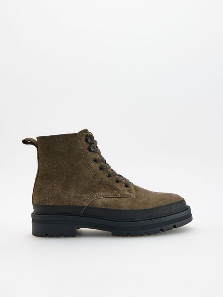 Zamszowe botki - brązowy. Brązowe buty zimowe męskie Reserved, ze skóry, bez zapięcia. Za 259.99 zł.