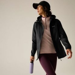 Kurtka trekkingowa damska Pack It Jacket III kieszonkowa przeciwdeszczowa. Niebieskie kurtki przeciwdeszczowe damskie Regatta, l, z kapturem. Za 119.99 zł.