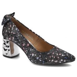 Czółenka damskie Maciejka, na stabilnym obcasie z ozdobnym wzorem i efektownym wykończeniem, różowe, 05334-15-00-1. Czarne czółenka damskie Maciejka, bez wzorów, z zamszu, bez obcasa. Za 279.00 zł.