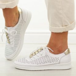 Białe skórzane ażurowe półbuty damskie S.Barski 5992. Białe półbuty damskie S.BARSKI, w ażurowe wzory, z jeansu, biznesowe, z okrągłym noskiem, bez obcasa. W wyprzedaży za 251.10 zł.