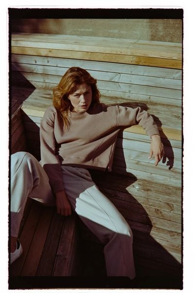 Bluza oversize beżowa. Brązowe bluzy bez kaptura damskie MOODO, l, z bawełny. W wyprzedaży za 59.99 zł.