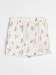 Muślinowe szorty z kieszeniami w kwiaty - wielobarwny. Szorty damskie Sinsay, bez wzorów. Za 29.99 zł.