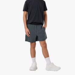 Szorty Treningowe Junior Swedemount Core Shorts. Czarne szorty damskie SWEDEMOUNT, bez wzorów, z materiału, młodzieżowe. Za 71.99 zł.