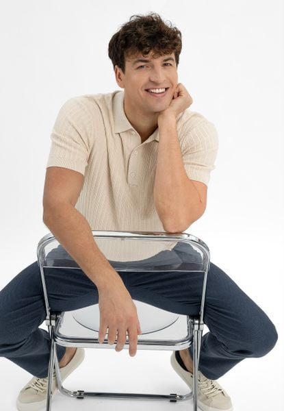 T-shirt polo z dzianiny O-DRUMI. Białe koszulki polo męskie Volcano, na lato, m, bez wzorów, z bawełny, bez ramiączek. Za 129.99 zł.