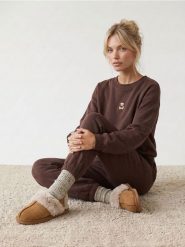 Klapki mule z imitacji zamszu i futerkiem - żółty. Żółte klapki damskie Sinsay, bez wzorów, bez obcasa. Za 39.99 zł.
