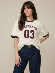 Bawełniana koszulka z haftowanym napisem Brooklyn - kremowy. Białe t-shirty damskie Sinsay, l, bez wzorów, z bawełny, bez kołnierzyka. Za 29.99 zł.