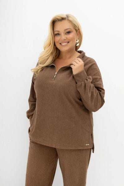Oversizowa prążkowana bluza Good Day Ahead z kołnierzem i zamkiem w kolorze kakao/ciepły brąz Plus Size Oversize. Białe bluzy bez kaptura damskie Moda Size Plus Iwanek, l, z dzianiny. Za 219.90 zł.