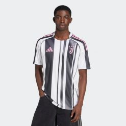 Koszulka piłkarska ADIDAS Juventus 25/26 domowa. Bluzki damskie Adidas, s, bez wzorów, sportowe, bez kołnierzyka, bez ramiączek. Za 459.99 zł.