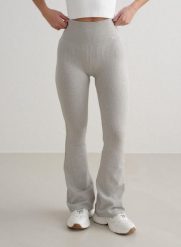 Damskie legginsy bezszwowe, prążkowane, squat proof, dzwony, skrócone szare. Szare legginsy sportowe damskie Aim'n, m, bez wzorów, z dzianiny, z podwyższonym stanem, na fitness i siłownię. Za 165.76 zł.