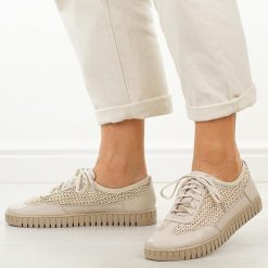 Beżowe lotos skórzane Polskie półbuty damskie Deoni D653. Brązowe półbuty damskie Deoni, bez wzorów, z jeansu, casualowe, z okrągłym noskiem, bez obcasa, na płaskiej podeszwie. W wyprzedaży za 395.10 zł.