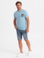 T-shirt męski bawełniany z nadrukiem na klatce piersiowej - jasnoniebieski V2. Niebieskie t-shirty męskie Ombre Clothing, m, bez wzorów, z bawełny, bez kołnierzyka. W wyprzedaży za 19.99 zł.