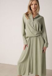 Zielona Wiskozowa Sukienka Koszulowa z Marszczeniem i Guzikiem w Talii Lennatha. Zielone sukienki damskie Born2be, na co dzień, l, bez wzorów, z materiału, eleganckie, bez kołnierzyka, bez ramiączek, koszulowe. Za 139.99 zł.