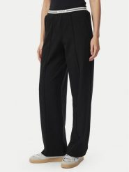 Guess Spodnie materiałowe V6BB14 W4758 Czarny Regular Fit. Czarne spodnie materiałowe damskie Guess, z aplikacjami, z materiału. Za 369.99 zł.